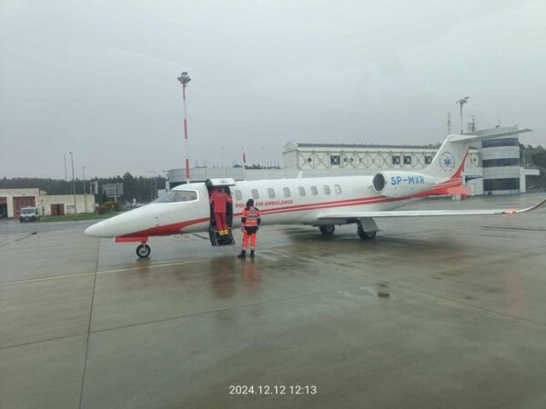 Samolot polish air ambulance, ratownicy medyczni wchodzący na pokład